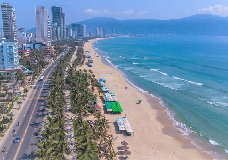 Bãi biển mỹ khê gần Khách sạn Awaken Danang Hotel