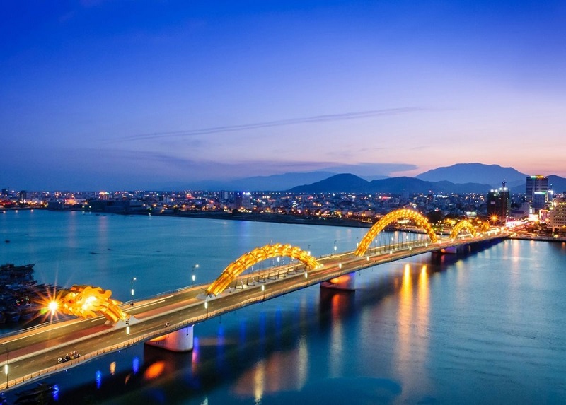 Cầu rồng gần Khách sạn Awaken Danang Hotel