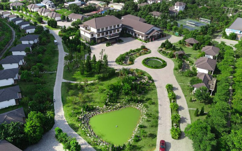 Khuôn viên resort rộng rãi, gần gũi với thiên nhiên