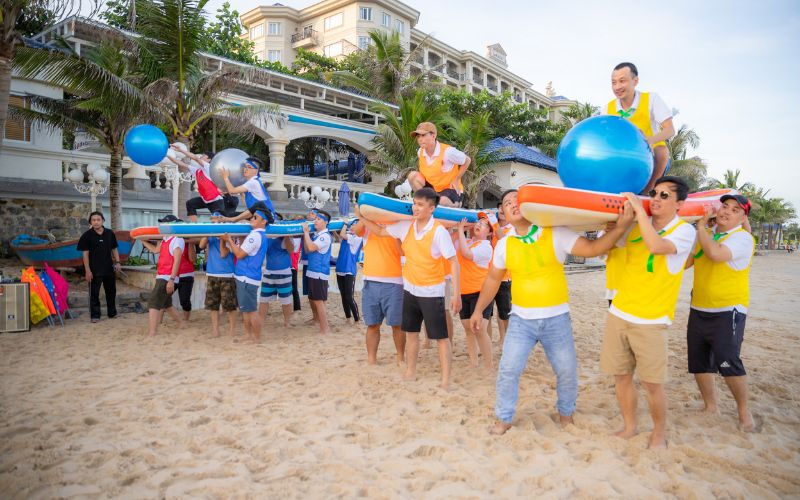 đơn vị tổ chức team building cửa lò hellotrip
